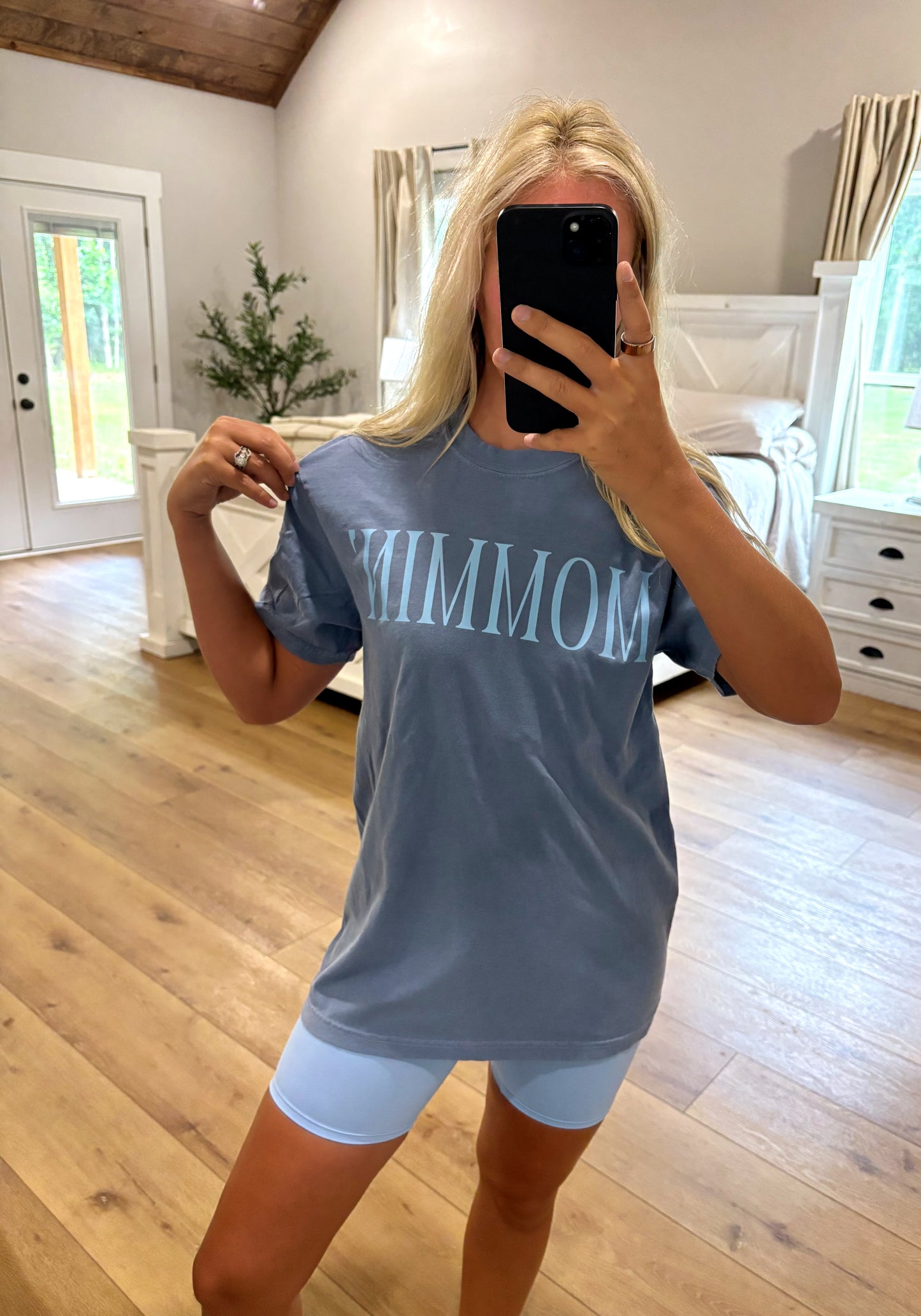 Mommin’ Graphic Tee